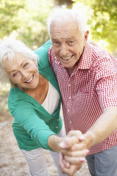 Älteres Paar glücklich beim Tanzen